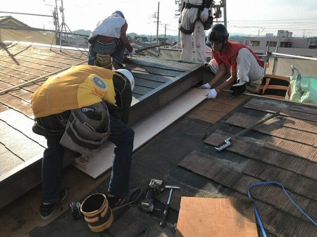 新規野地板　施工中<br />
<br />
段差下側の屋根も同じように腐食した部分を撤去して、新規下地材を設置していきます