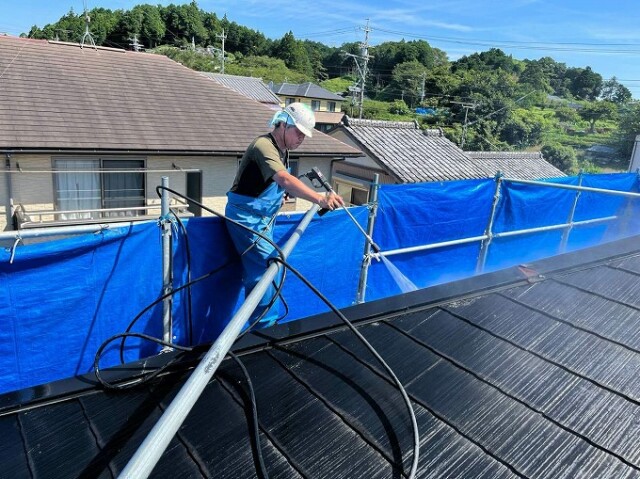 高圧洗浄中<br />
<br />
長年積もった汚れ、藻やコケ、チョーキングも完全に除去する事が目的です。<br />
汚れの積もった下地には、塗料は密着せず、剥離などの不具合発生の原因になりますので、とても重要な工程です。<br />
