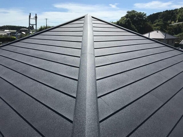 屋根カバー工事<br />
（大屋根　施工完了）<br />
<br />
こちらの屋根材は、水平方向の”重なり段差”が出ない接合方法で、直線を際立たせ、屋根を美しく演出します。