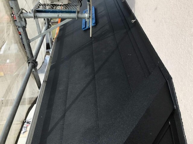屋根カバー工事<br />
（下屋根　施工完了）<br />
<br />
また、表面の遮熱塗膜で赤外線を反射し、屋根裏の温度上昇を抑制する効果があります。