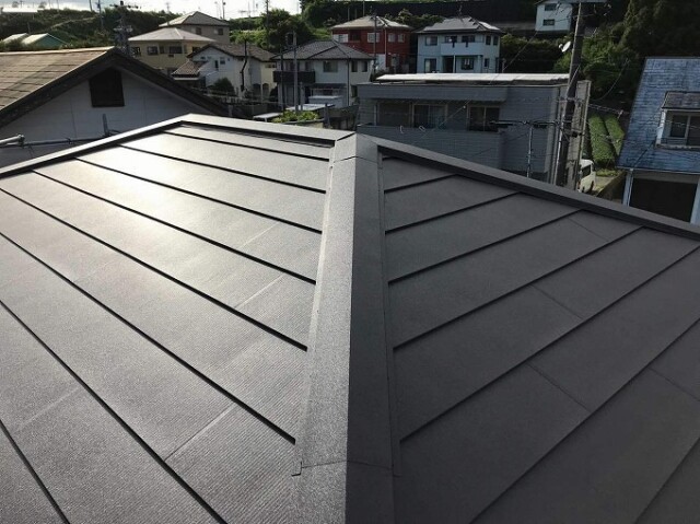 屋根葺き替え工事<br />
（施工完了）<br />
また、表面の遮熱塗膜で赤外線を反射し、屋根裏の温度上昇を抑制する効果があります。<br />
