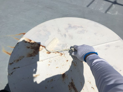 【屋上シート防水工事】点検口　下塗り塗装<br />
<br />
下塗りとして、サビ止めの塗料を塗ります。<br />
色は上塗りに近い色を選択しています。