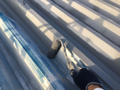 【折板屋根　塗装】下塗り塗装<br />
<br />
下塗りとして、サビ止め塗装を行いました。<br />
<br />
＜厚膜型　下塗り塗装＞<br />
厚膜型の下塗り材は、非常に下地が荒れている場合によく使います。厚膜型の良いところは下地や上の塗料が駄目になっても基材を保護してくれるのでメンテナンスには最適！ 長年塗り替えしていない施主様は微弾性の下地調節材をお薦めします。