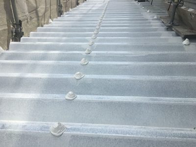 【折板屋根】　下塗り塗装　完了