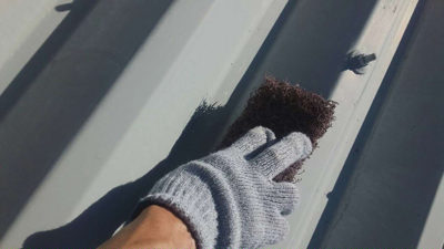 【折板屋根】素地調整　２<br />
<br />
ヤスリを使い、手で研磨をします。旧塗膜やサビを落としたり、塗装面を平滑でキレイにする作業です。<br />
加えて表面にキズを付けること（目荒らしという作業）で、塗料の密着を良くし、仕上がりの寿命を延ばすという大事な工程です。<br />
サビが無くても必ず行います。