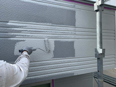 【外壁サイディング】中塗り塗装<br />
<br />
外壁にもシリコン塗装を施します。