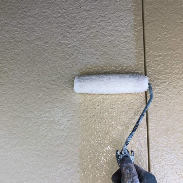 外壁サイディング<br />
下塗り（２回目）<br />
１回目で吸い込みが激しい場合、再度下塗りを施します。