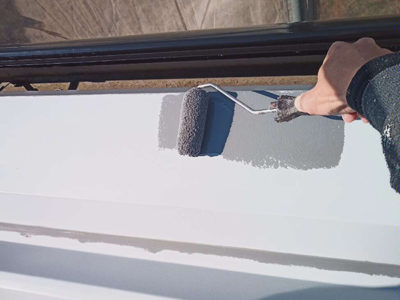 【折板屋根】中塗り塗装<br />
<br />
お客様にご指定いただいた、塗料を刷毛とローラーを使い丁寧に塗っていきます。基本的には塗膜を保持するために、手塗り塗装を行います。<br />
こちらは、環境にやさしく抜群のコストパフォーマンスで人気のシリコン塗装を施します。