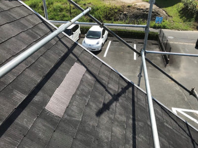【瓦　破損部】交換　完了<br />
<br />
新規の屋根材を、ゆっくり慎重に差し込み接着します。<br />
<br />
余談ですが、同じ形状の瓦がすでに在庫切れしている場合、似た物を同じ形に加工して差し替えます。
