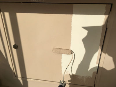 【階段室　腰壁鉄扉　塗装】中塗り塗装<br />
<br />
厚い塗膜を形成して耐候性を良くするため、中塗り塗装します。