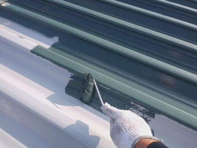 【屋根アルミメッキ鋼板】中塗り塗装<br />
<br />
お客様にご指定いただいた、塗料を刷毛とローラーを使い丁寧に塗っていきます。基本的には塗膜を保持するために、手塗り塗装を行います。