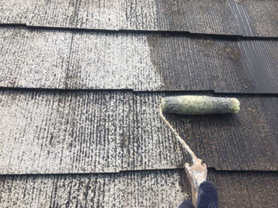 【物置き屋根】下塗り２回目　<br />
<br />
１回目で吸い込みが激しい場合、再度下塗りを施します。