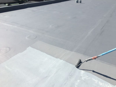 【屋上シート防水工事】下塗り塗装<br />
<br />
高圧洗浄の水分が完全に乾いてから、塗装に入ります。シート防水用保護塗料です。