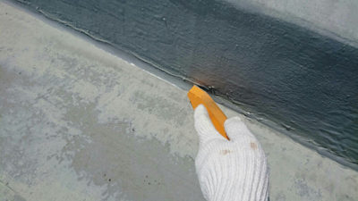【屋上笠木部分　シーリング補修】<br />
<br />
キチンと均して、乾いたら塗装に入ります。