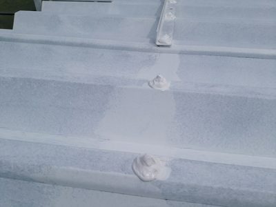 【折板屋根】ボルトキャップ保護材塗布完了