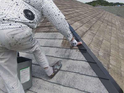 【カラーベスト屋根】下塗り塗装<br />
<br />
塗料の密着効果を高める目的と、吸い込みムラを無くす為の塗装です。下地の痛み具合や材質、立地条件によって下塗り材の種類を変更しています。強靭な塗膜を作る為には、ここが一番のポイントになるからです。<br />
＜浸透性型　下塗り塗装＞<br />
浸透性の下塗り材は、比較的状態がいい場合に使います。透明のプライマー（又はシーラー）は既存の塗膜と新しい塗膜をつける接着剤の役割をします。<br />
下地が痛んで、吸い込みが激しい場合は、再度塗装が必要です。