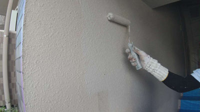 【外壁】中塗り塗装<br />
<br />
厚い塗膜を形成して耐候性を良くするための工程です。こちらには、抜群のコストパフォーマンスが人気のシリコン塗装を行いました。