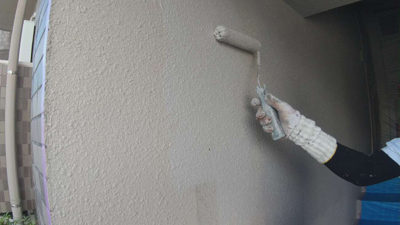 【外壁】中塗り塗装<br />
<br />
厚い塗膜を形成して耐候性を良くするための工程です。こちらには、抜群のコストパフォーマンスが人気のシリコン塗装を行いました。
