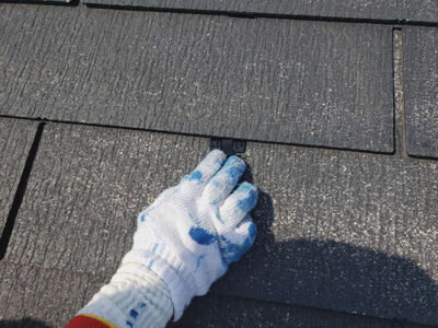 【屋根カラーベスト】タスペーサー挿入<br />
<br />
カラーベスト屋根の瓦と瓦の間に、適度な隙間を作るため作業です。<br />
この隙間がないと、毛細管現象により水分が上へのぼり、板と板の間へとどまって内部結露がおこり、屋根材を腐食させてしまいます。<br />
塗料がこの大切な隙間を埋めてしまうのを防ぎます。