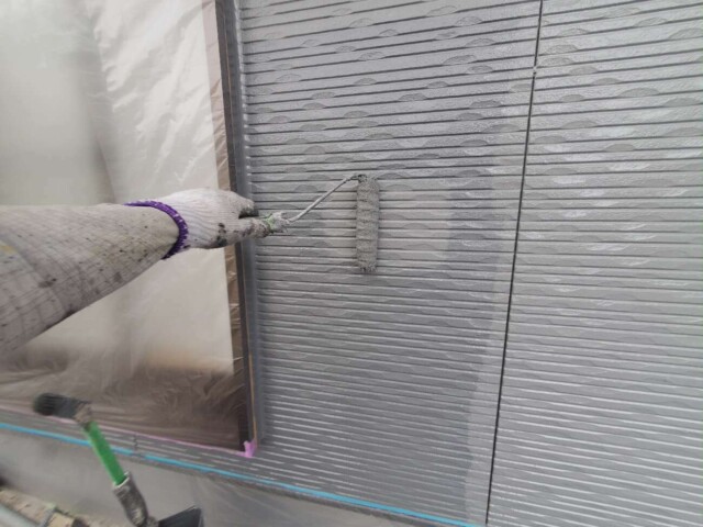 外壁<br />
（上塗り塗装）<br />
<br />
より強靭な塗膜を形成して、耐候性や仕上がりを良くするため、もう一度塗装を施します。