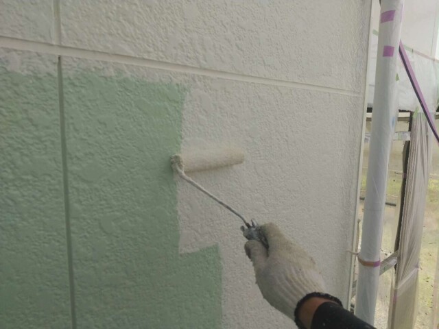 外壁<br />
（中塗り塗装）<br />
お客様にご指定いただいた塗料を刷毛とローラーを使い丁寧に塗っていきます。基本的には塗膜を保持するために、手塗り塗装を行います。<br />
こちらは抜群のコストパフォーマンスで人気のシリコン塗装です。