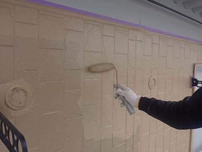 【外壁サイディング】２F 上塗り塗装<br />
<br />
より強靭な塗膜を形成して、耐候性や仕上がりを良くするため、もう一度塗装を施します。