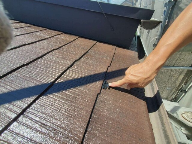 タスペーサー挿入<br />
<br />
カラーベスト屋根の瓦と瓦の間に、適度な隙間を作るため作業です。<br />
この隙間がないと、毛細管現象により水分が上へのぼり、板と板の間へとどまって内部結露がおこり、屋根材を腐食させてしう原因になります。<br />
<br />
塗装した時に塗料がこの、大切な隙間を埋めてしまうのを防ぎます。<br />
