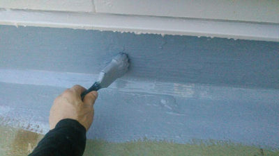 【屋上シート防水】ウレタン塗膜防水　　上塗り塗装１回目　立上り部分