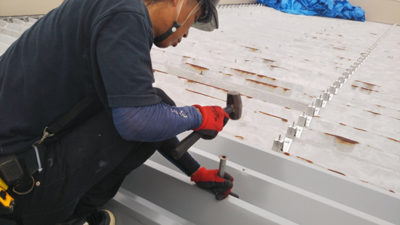 【屋根カバー工法】新規屋根材の設置中