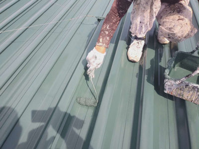 【屋根アルミメッキ鋼板】上塗り塗装<br />
<br />
より強靭な塗膜を形成して、耐候性や仕上がりを良くするため、もう一度塗装を施します。