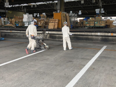 【施工中】トラック駐車スペース<br />
<br />
ライン引き（溶融式仕様）です。