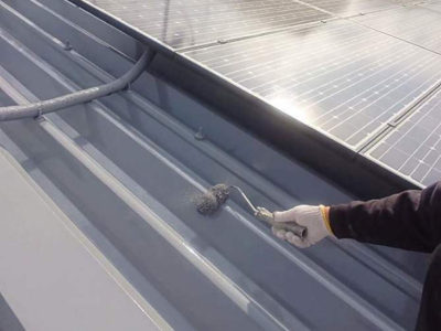 【折板屋根】上塗り塗装<br />
<br />
より強靭な塗膜を形成して、耐候性や仕上がりを良くするため、もう一度塗装を施します。