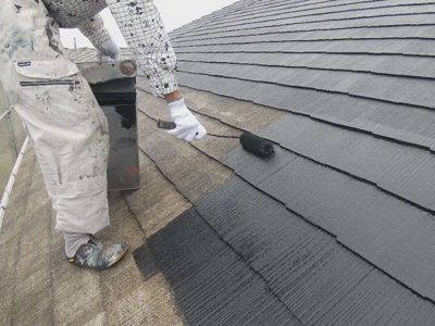 【カラーベスト屋根】中塗り塗装<br />
<br />
こちらには抜群のコストパフォーマンスで人気のシリコン塗装を施します。