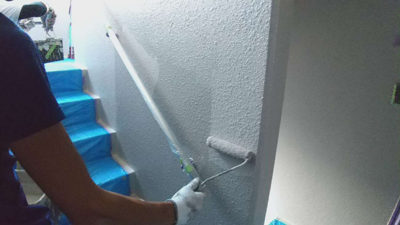 【外壁】上塗り塗装<br />
<br />
より強靭な塗膜を形成して、耐候性や仕上がりを良くするため、もう一度塗装を施します。