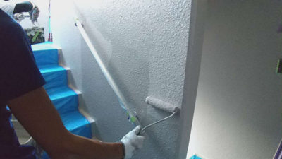 【外壁】上塗り塗装<br />
<br />
より強靭な塗膜を形成して、耐候性や仕上がりを良くするため、もう一度塗装を施します。