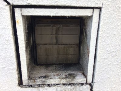 施工前　換気口部周りに経年劣化による開口がある。