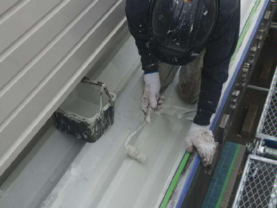 【折板屋根】玄関庇上場　上塗り塗装