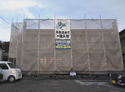 【足場架設】<br />
<br />
近隣にご迷惑が掛らないように、慎重に足場を架設していきます。工事用養生ネットは、塗料飛散や高圧洗浄時の汚れ飛散には必ず必要な養生です。