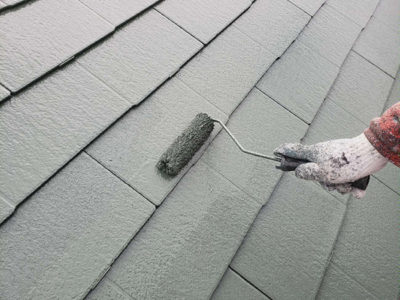 【カラーベスト屋根】低汚染遮熱塗装　２回目<br />
<br />
より強靭な塗膜厚を形成し仕上がりを良くするため、１回目よりも濃度を高くし（希釈率を下げ）て、もう１回塗装を施します。