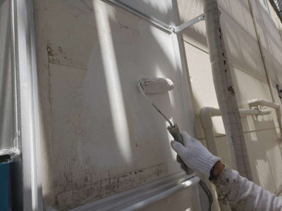 【外壁パネル】下塗り塗装<br />
<br />
鉄部や板金部には、サビ止め塗装を下塗りとして施します。