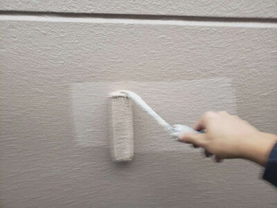 【外壁サイディング】上塗り塗装<br />
<br />
より強靭な塗膜を形成して、耐候性や仕上がりを良くするため、もう一度塗装を施します。