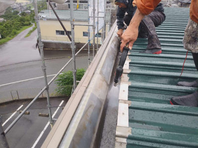 【屋根アルミメッキ鋼板】端部の雨樋洗浄