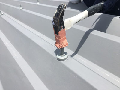 【折板屋根　ボルトキャップ】設置<br />
<br />
塗膜が剥がれるなど劣化していたボルト部分。<br />
ボルトのサビ発生や腐食を防ぐため、既存部にサビ止め処理を施した後、キャップをかぶせます。