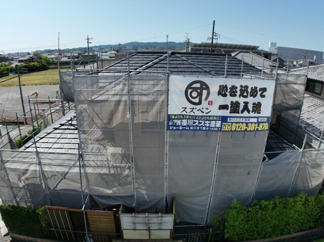 足場架設<br />
<br />
塗装工事で使用している足場を利用してシャッター取付け工事を行います。