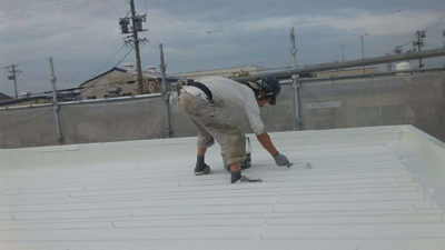 【折板屋根】上塗り塗装<br />
<br />
より強靭な塗膜を形成して、耐候性や仕上がりを良くするため、もう一度、塗装を施します。