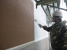 外壁（下塗り塗装）<br />
塗料の密着性能を高める、一番大切な工程です。