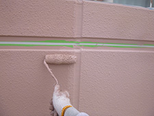外壁（上塗り塗装）<br />
更に塗装を重ねる事で強度な塗膜を作り上げていきます。