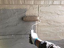 【外壁】中塗り塗装<br />
塗料の厚みを着けるにも大切な工程となります。