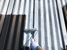 【折板屋根】　下塗り塗装<br />
塗料の密着性能を高める、一番大切な工程です。