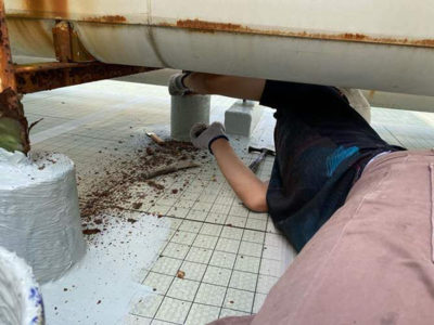 【屋上】タンク　ケレン作業<br />
<br />
ケレン作業でサビを落として掃除しています。